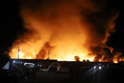 Sofocan bomberos incendio en tarimera al norte de Chihuahua; descartan heridos