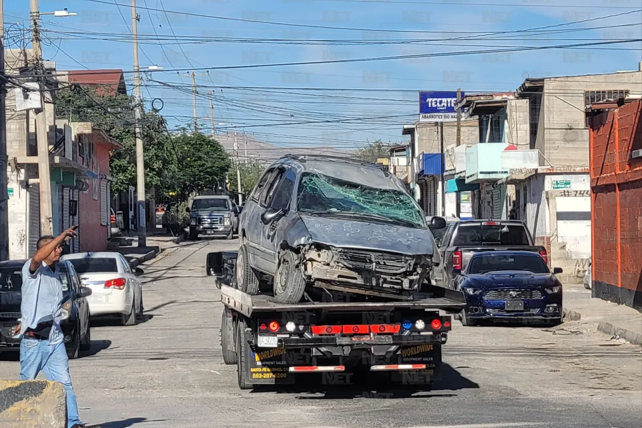 Termina volcado en Las Torres tras falla mecánica