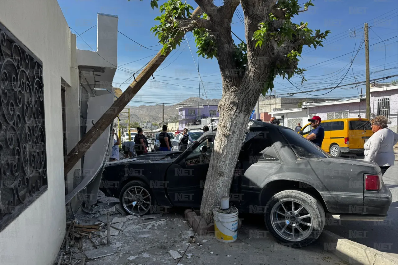 Choca Mustang contra viviendas y deja un joven lesionado en calle Plata