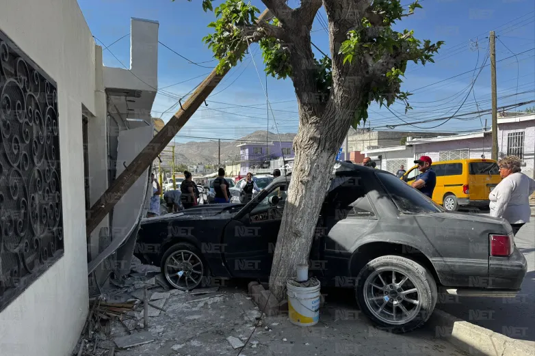 Choca Mustang contra viviendas y deja un joven lesionado en calle Plata