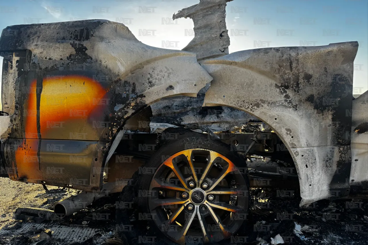 Incendian camioneta sobre el Camino Real en Ciudad Juárez