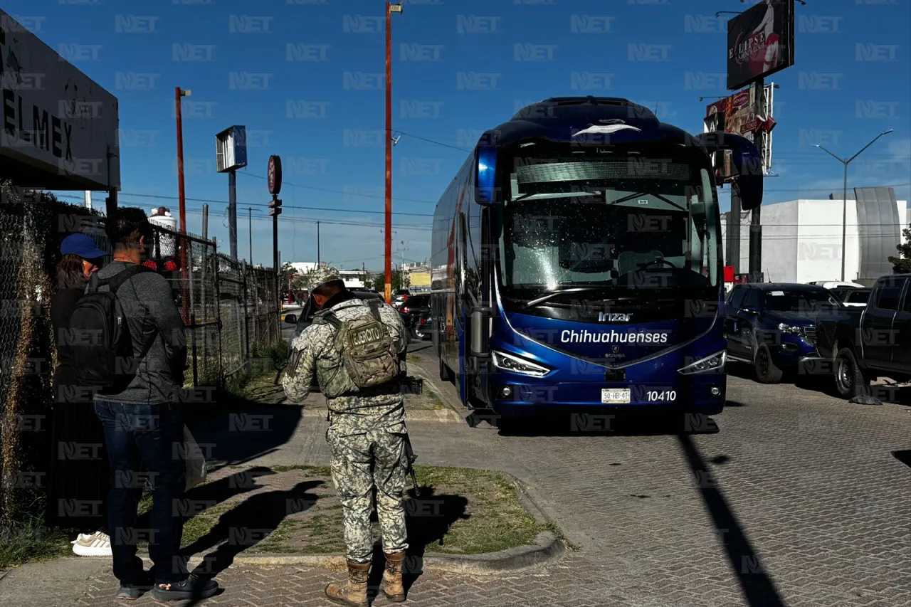 Militares aseguran camión foráneo en retén de Samalayuca