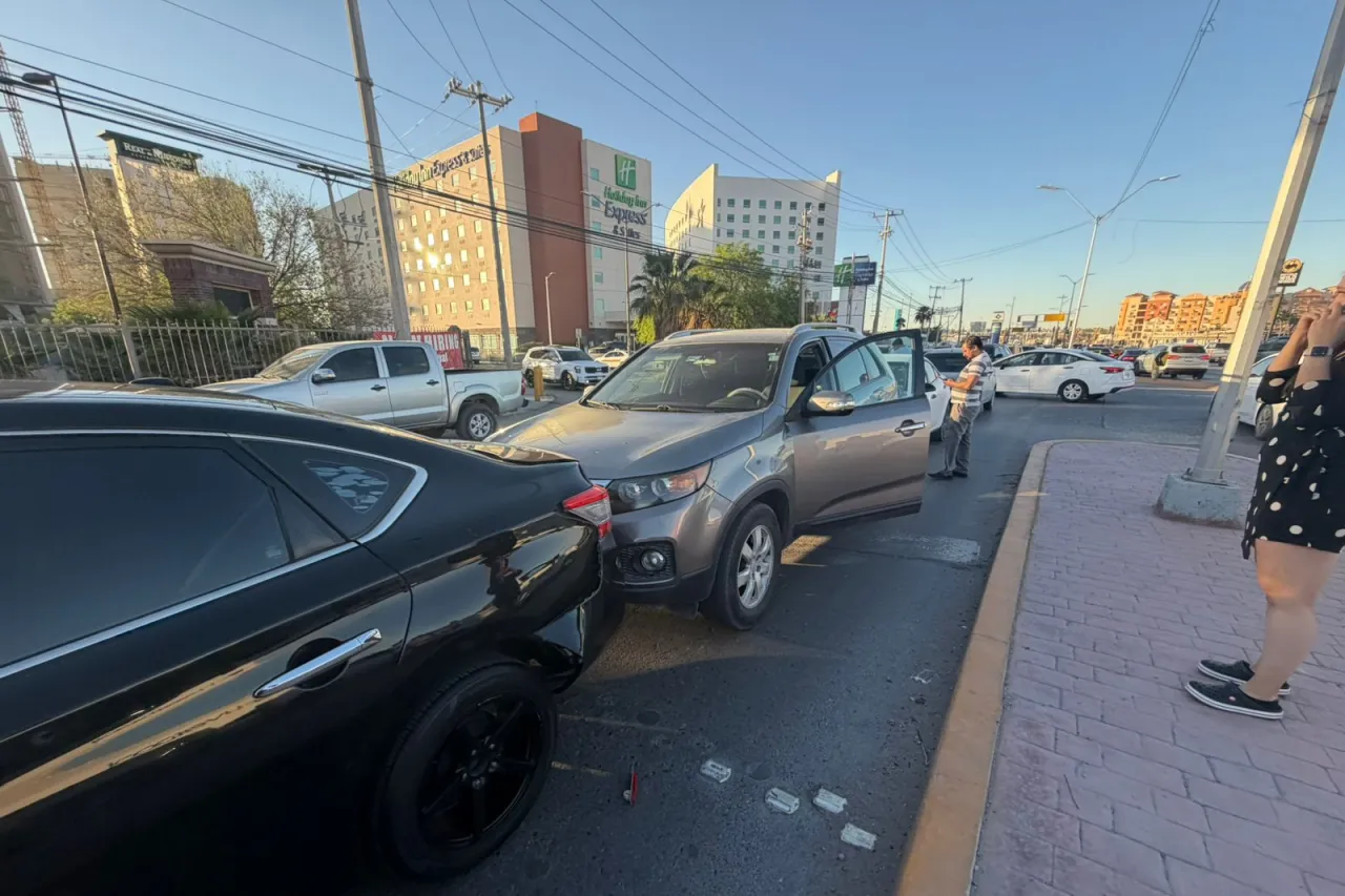 Provoca choque múltiple daños y tráfico en Paseo de la Victoria