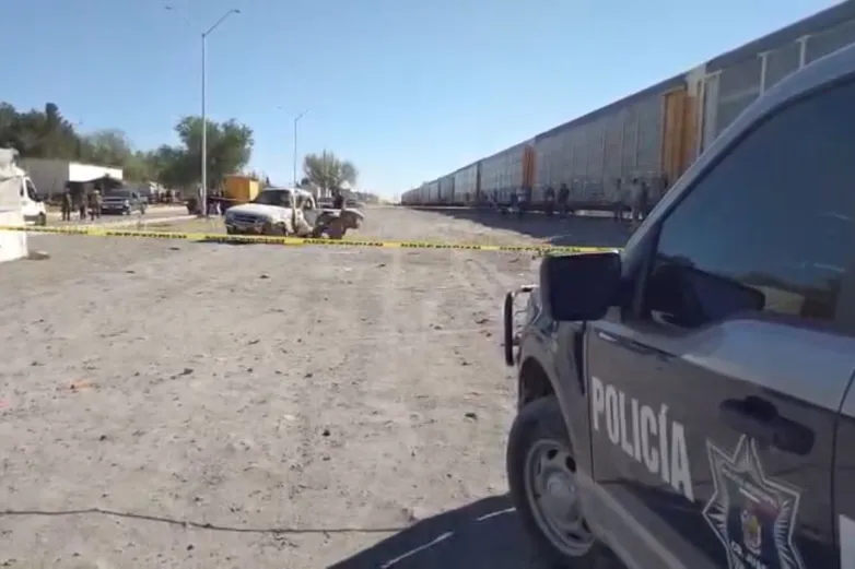 Choca tren a conductor que intentó ganarle el paso