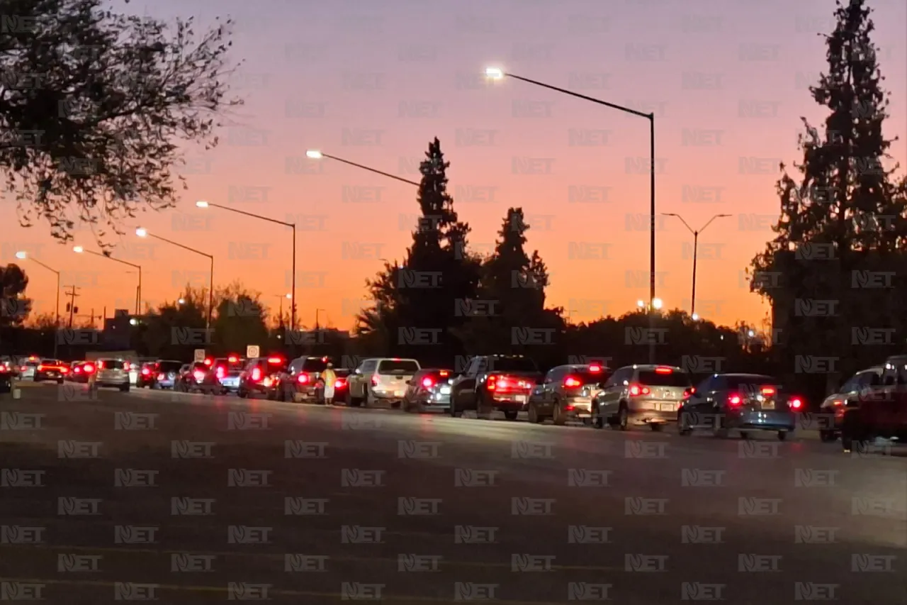 Extensas líneas para cruzar a El Paso