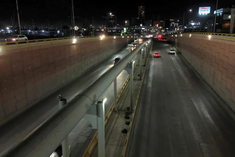 Iluminan bajo puentes en Chihuahua