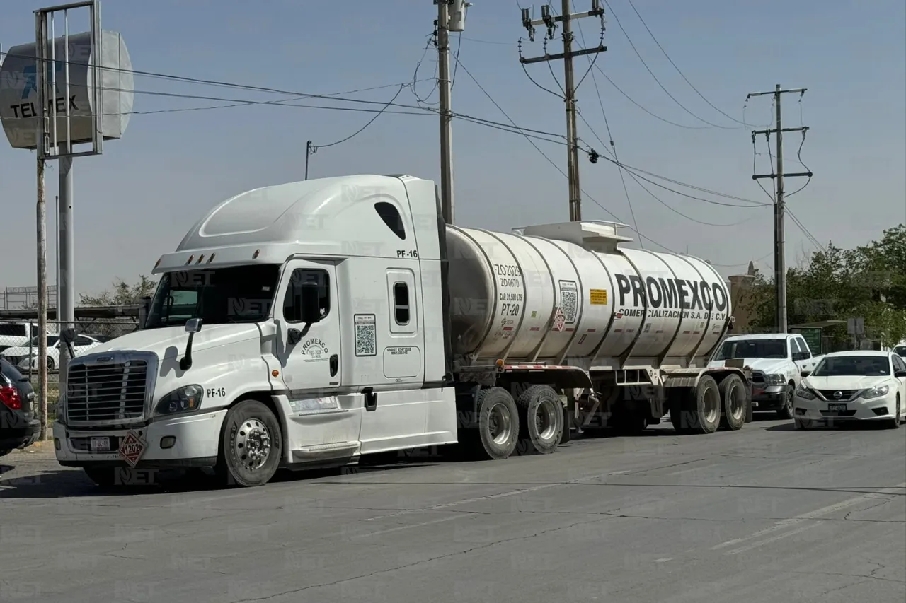 Aseguran pipas por falta de permisos en puente Zaragoza