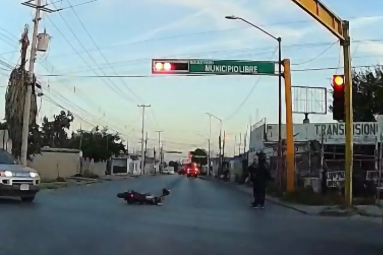 Tira a 'biker' tras impactarlo en la Reforma y Municipio Libre