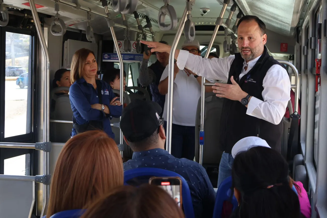 Realiza De la Peña recorrido con vecinos en el Bowí
