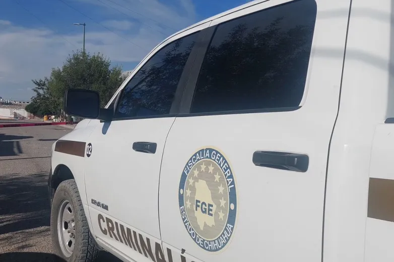 Localizan autoridades a hombre sin vida frente a escuela de Juárez 