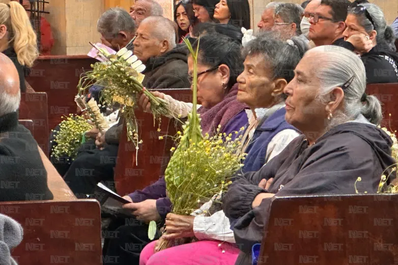 Realizan fieles juarenses bendición de palmas por inicio de Semana Santa