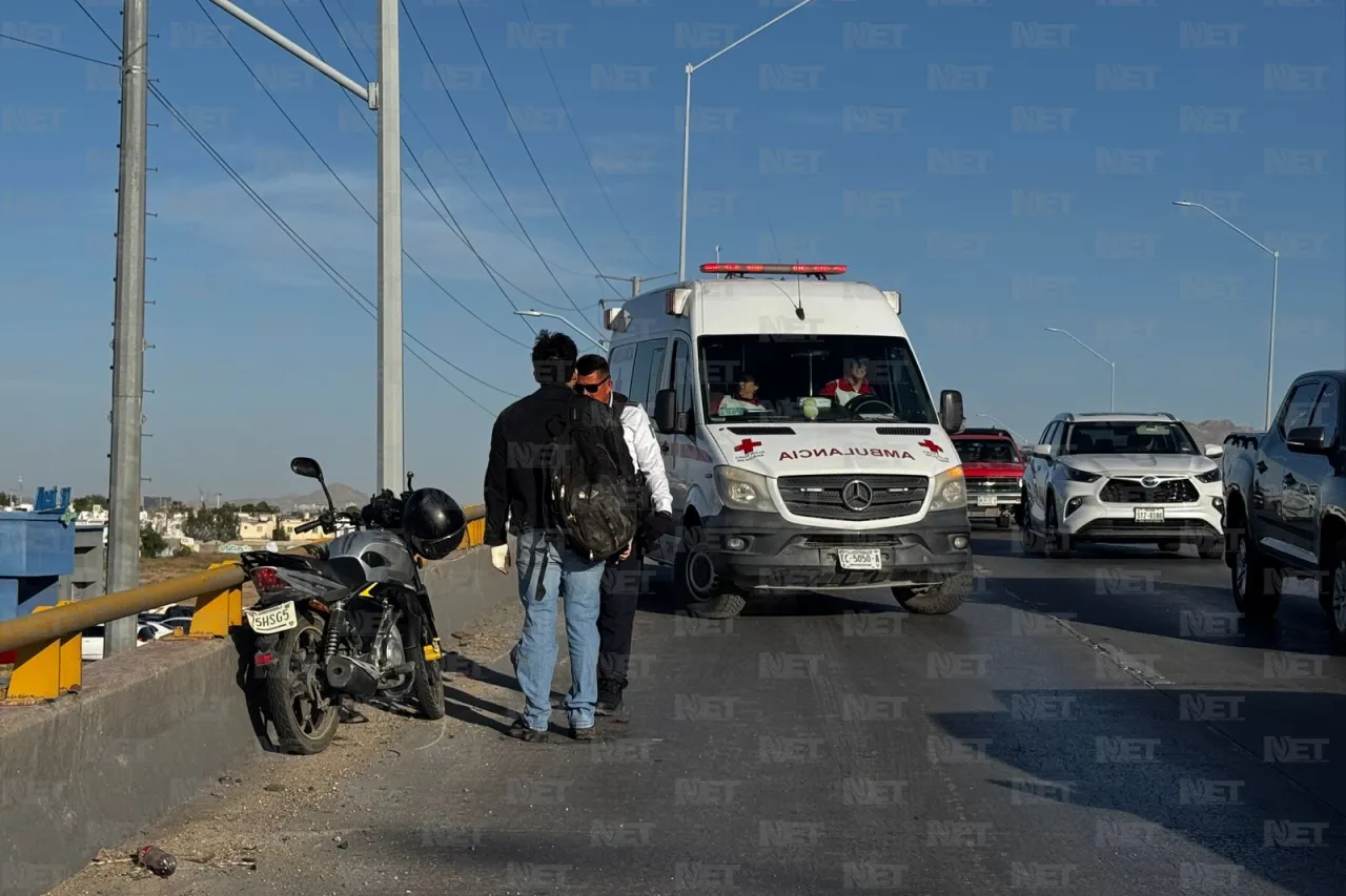 Derrapa motociclista por tierra suelta en Juan Pablo II; tiene heridas leves