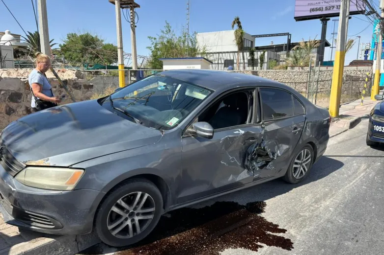 Impacta tráiler a Jetta en la Teófilo Borunda