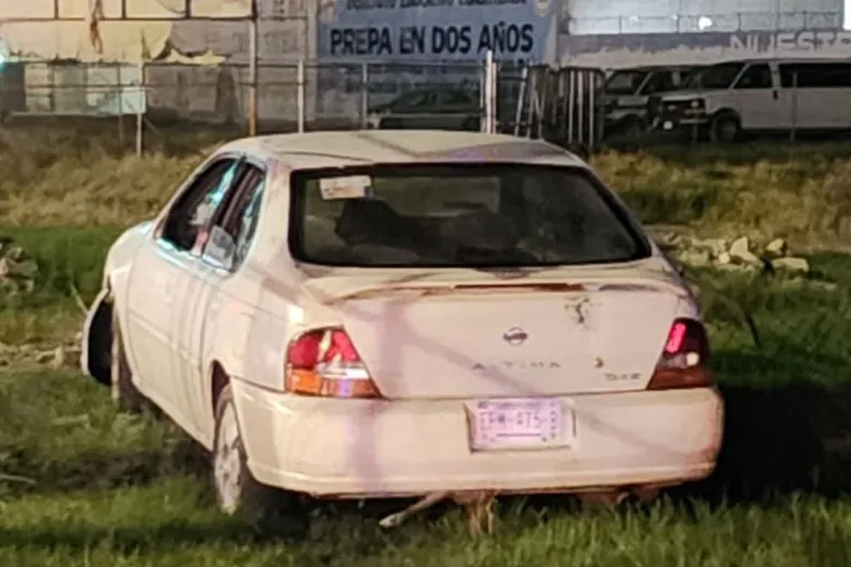 Impacta conductor malla tras perder el control en la Tecnológico