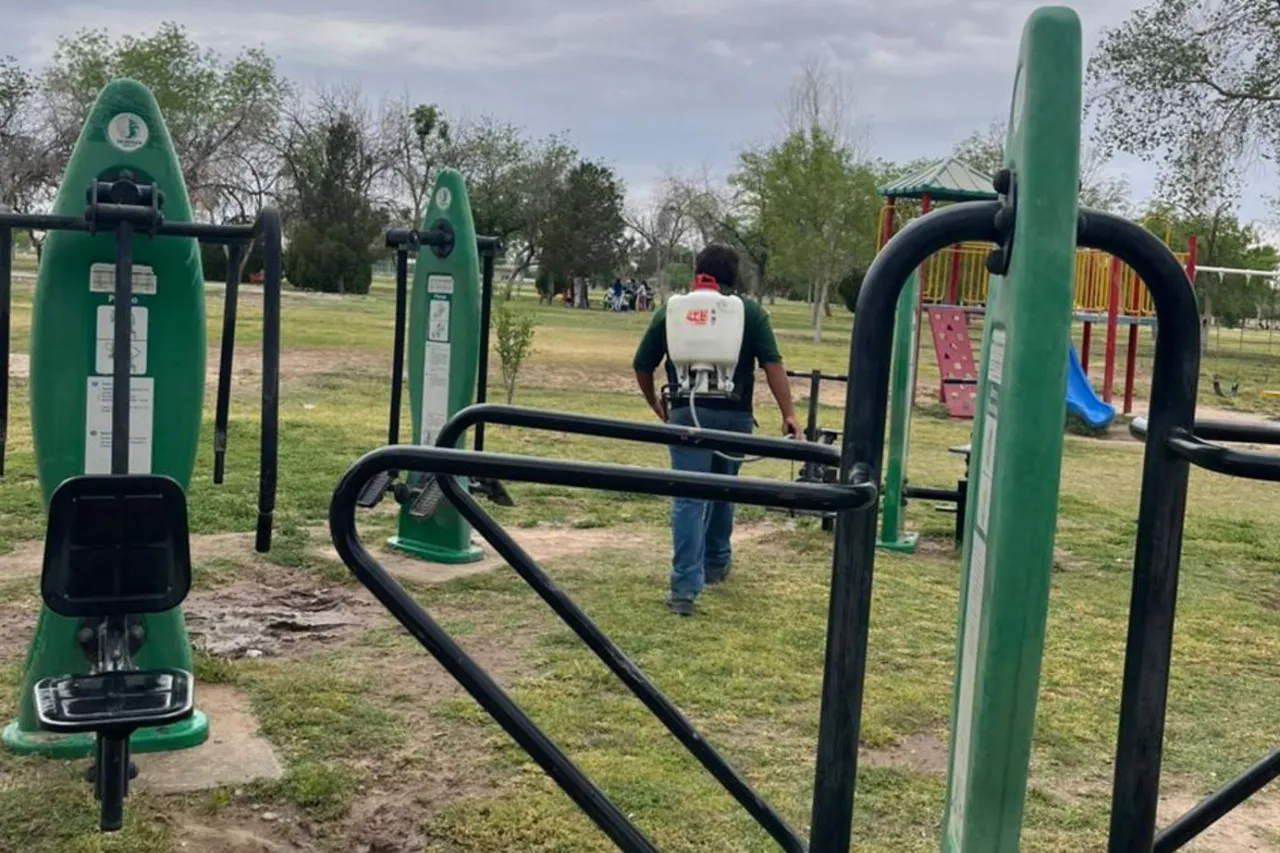 Refuerza Ecología fumigación vs garrapatas en El Chamizal por Pascua