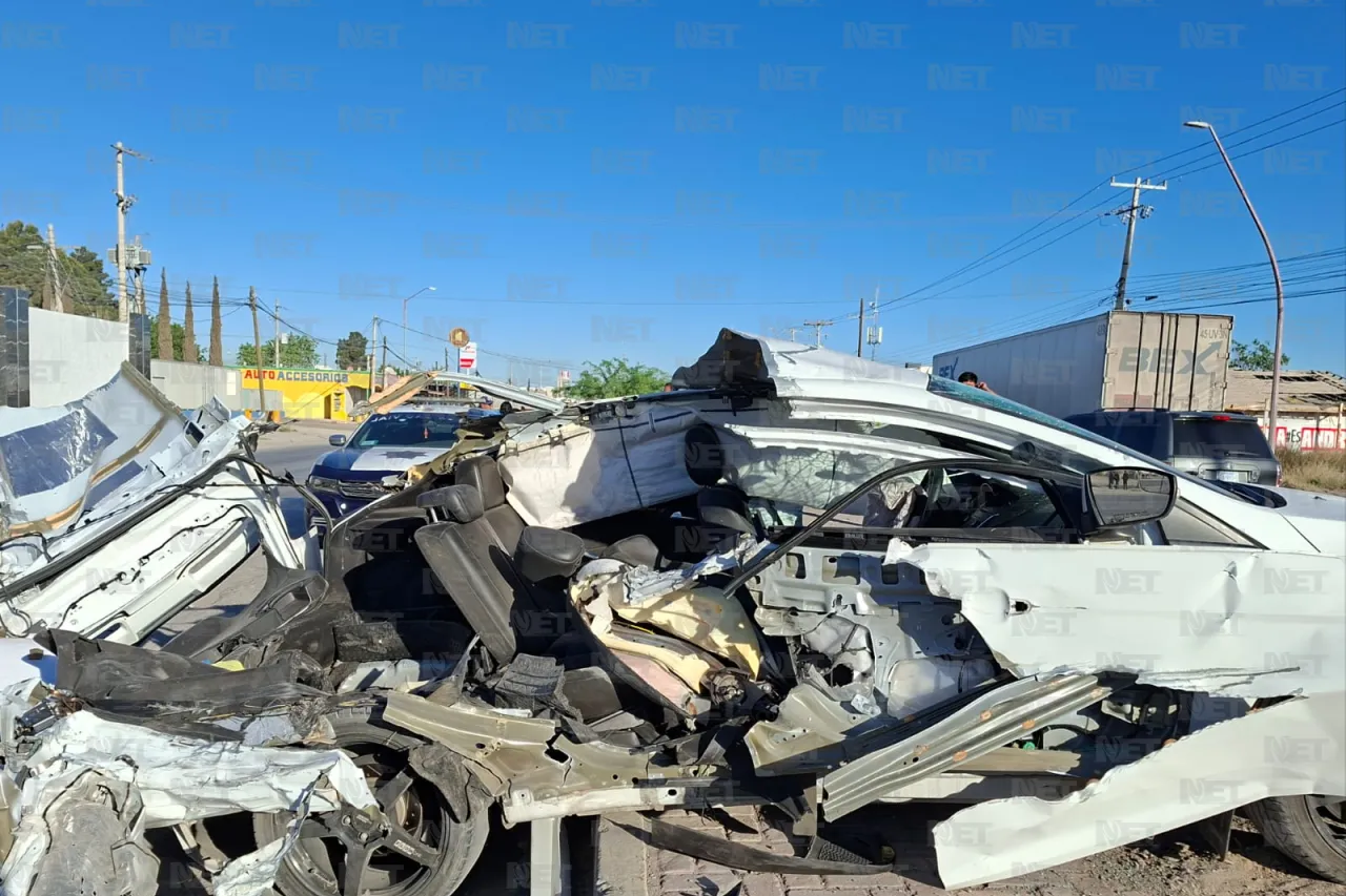 Tráiler da vuelta en U y destroza vehículo; conductor sobrevive en Juárez 