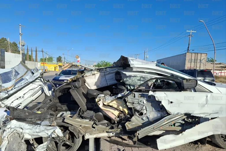 Tráiler da vuelta en U y destroza vehículo; conductor sobrevive en Juárez 
