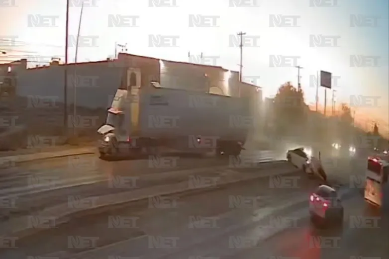 Así fue el accidente entre auto y tráiler en la Juárez-Porvenir 