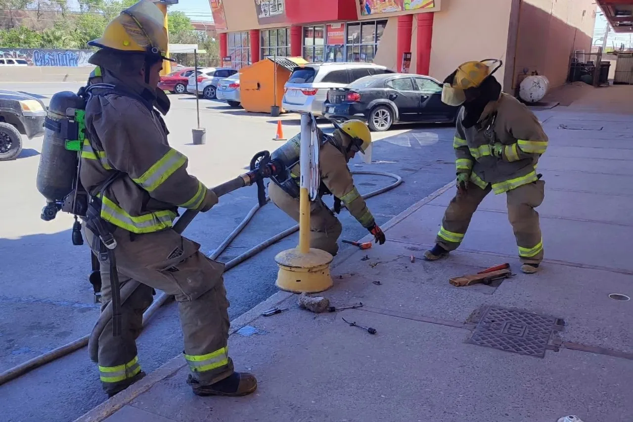 Atienden bomberos fuga de gas en supermercado de la colonia Altavista