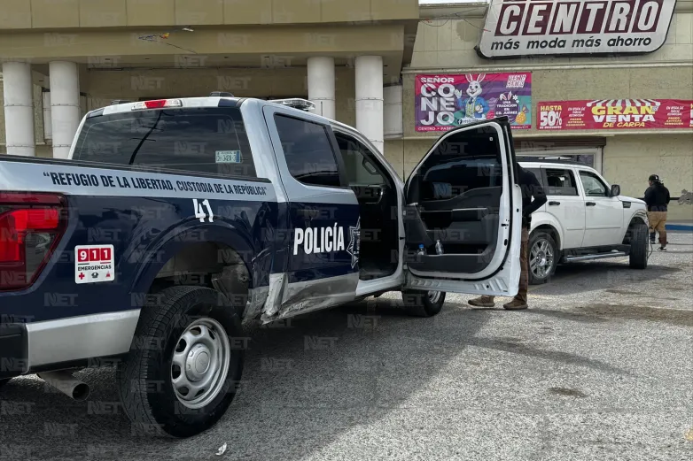 Se pasa patrulla la luz roja e impacta a Jeep en Juárez