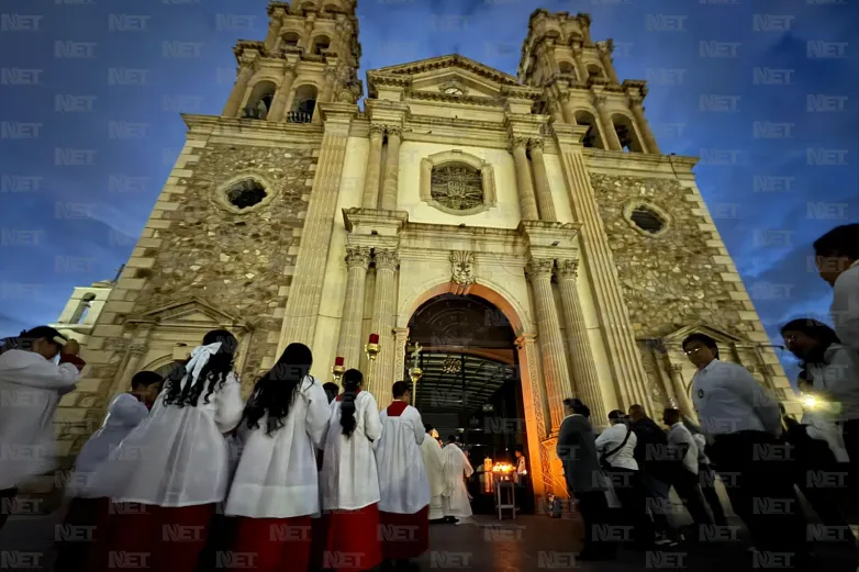 Inicia a oscuras celebración de la Vigilia Pascual en catedral	