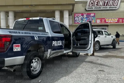 Se pasa patrulla la luz roja e impacta a Jeep en Juárez