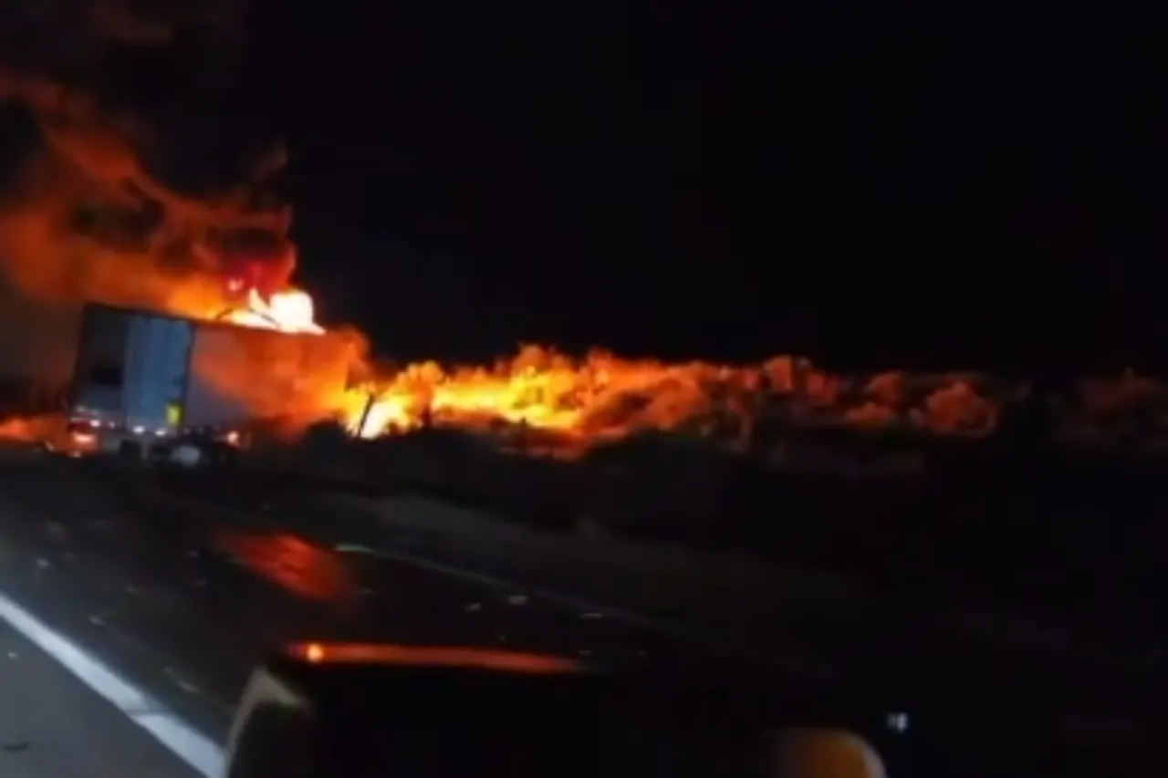 Choque entre dos tráileres y un auto deja un herido y una unidad en llamas
