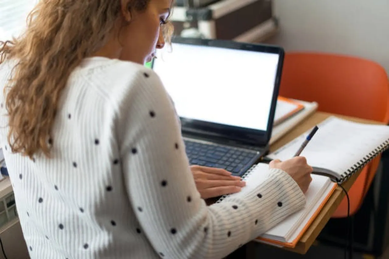 Prepa en Línea para mujeres: Cómo inscribirte antes del 8 de abril y estudiar