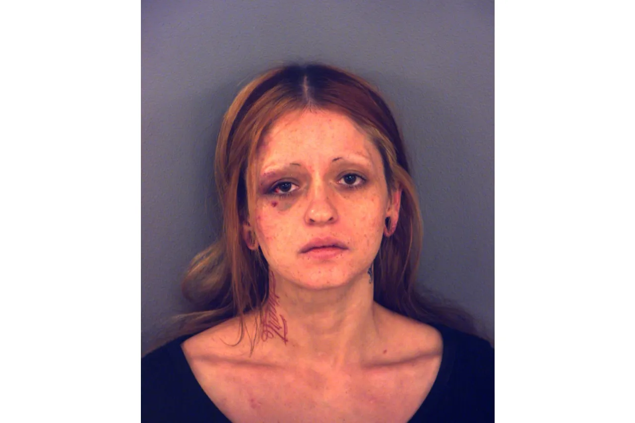 Detienen a mujer con orden pendiente por agresión en El Paso