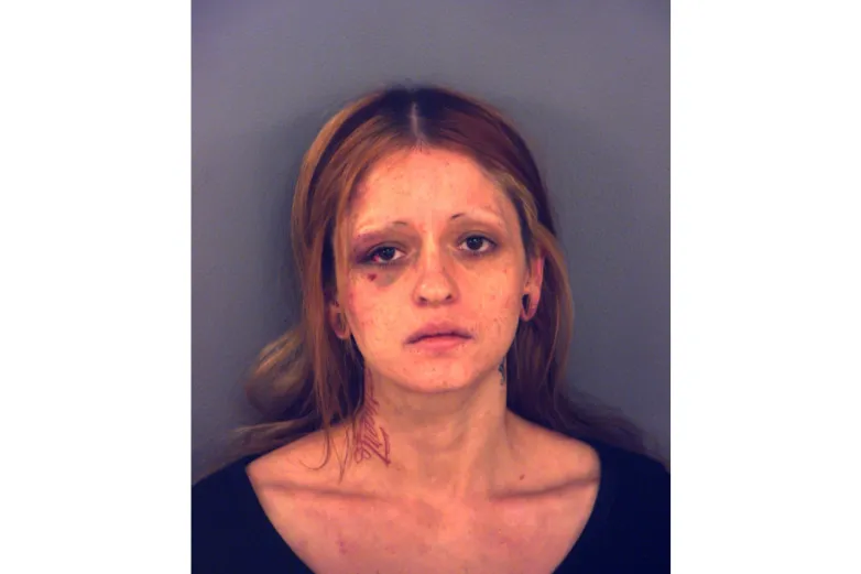 Detienen a mujer con orden pendiente por agresión en El Paso