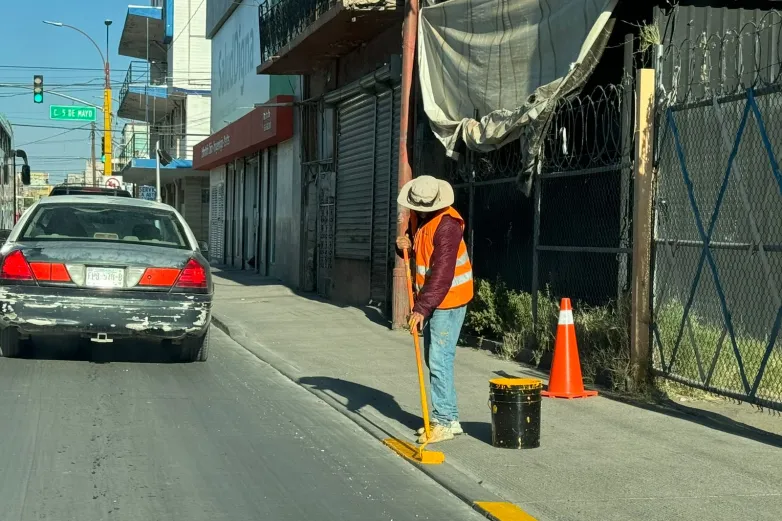 Pintan banquetas y camellones de la avenida 16 de Septiembre en Juárez