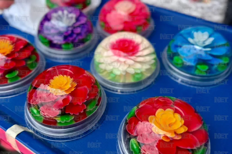 Doña Isidora ofrece gelatinas florales para contribuir con los gastos del hogar