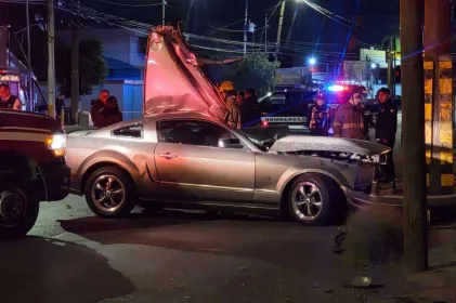 Muere tras chocar auto deportivo contra poste en la 20 de Noviembre