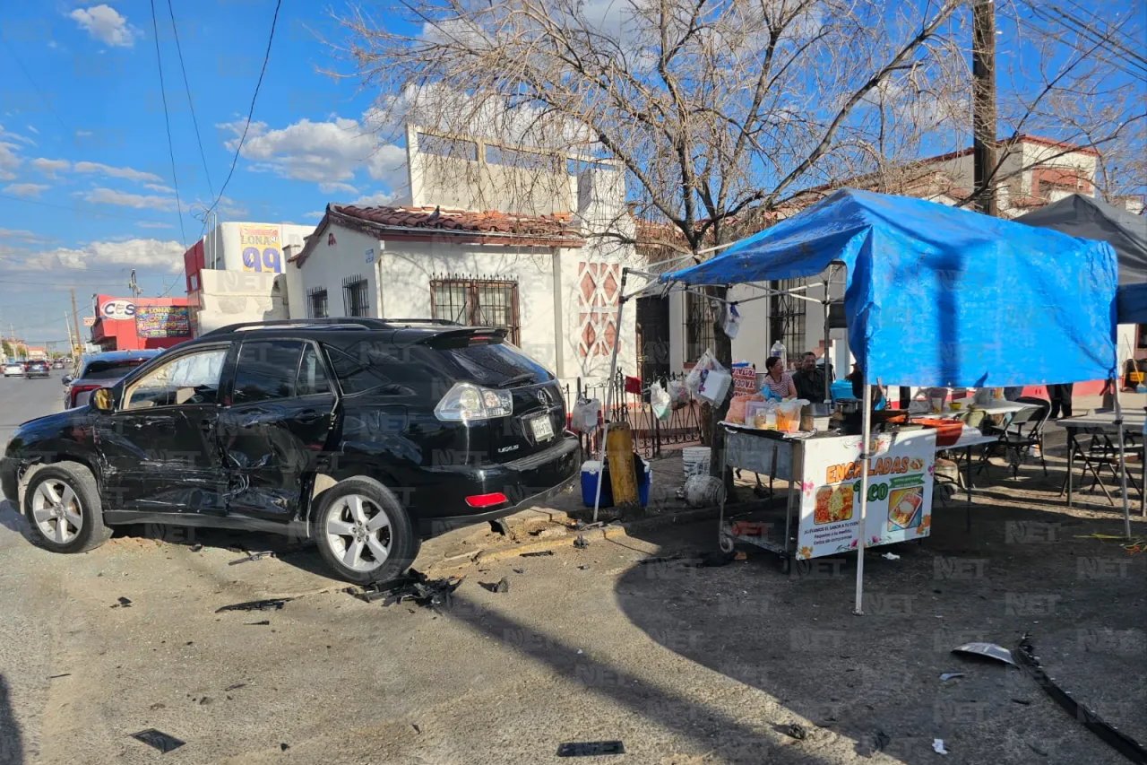 Se salva puesto de enchiladas tras choque