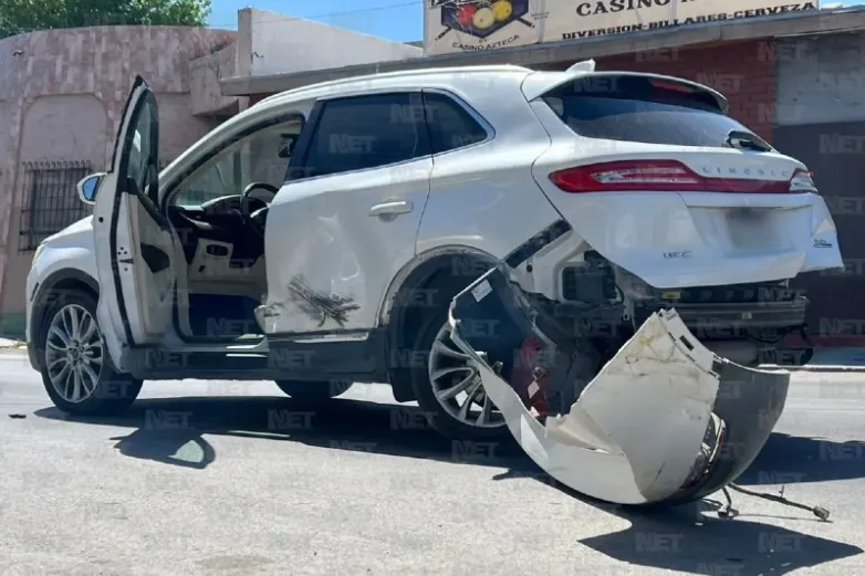 Camión de paquetería embiste camioneta en 5 de Mayo y Guerrero