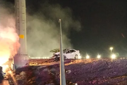 Se incendia vehículo tras choque en bulevar Juan Pablo II durante la madrugada