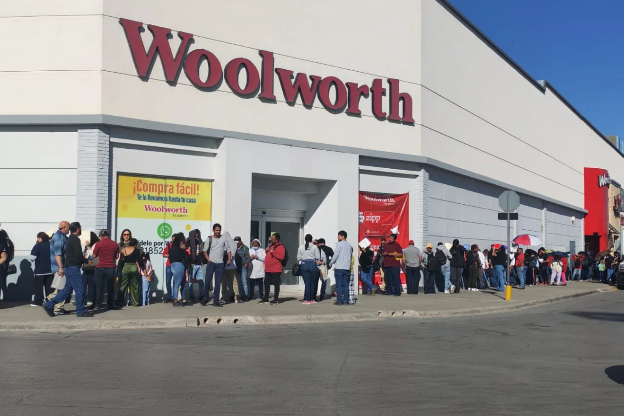 Acuden cientos de personas a Las Torres por Feria del Empleo