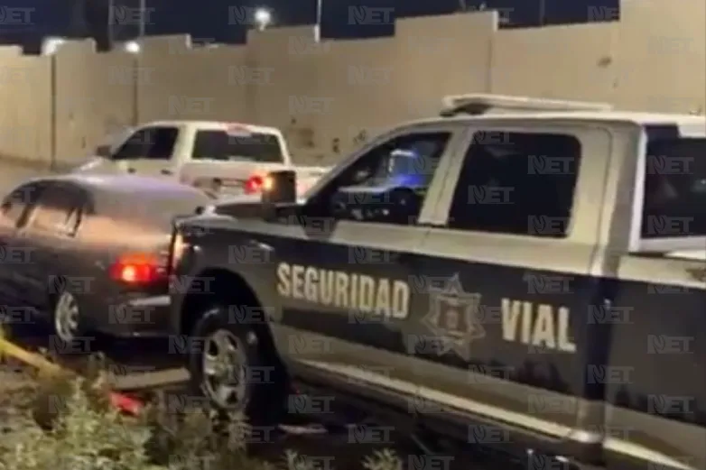 Eje vial bajo el agua, queda auto varado