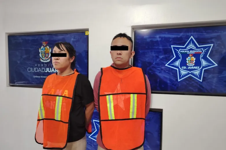 Descubren auto ligado a homicidio tras pasarse la luz roja en Juárez