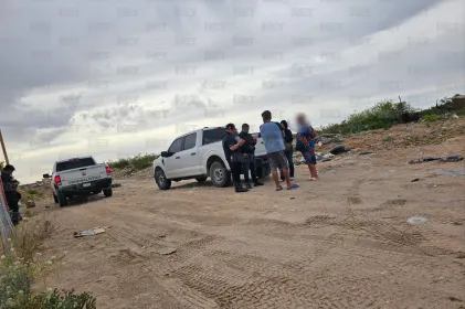 Llegan familiares de víctima de 'levantón' a escena de encobijado en Loma Blanca