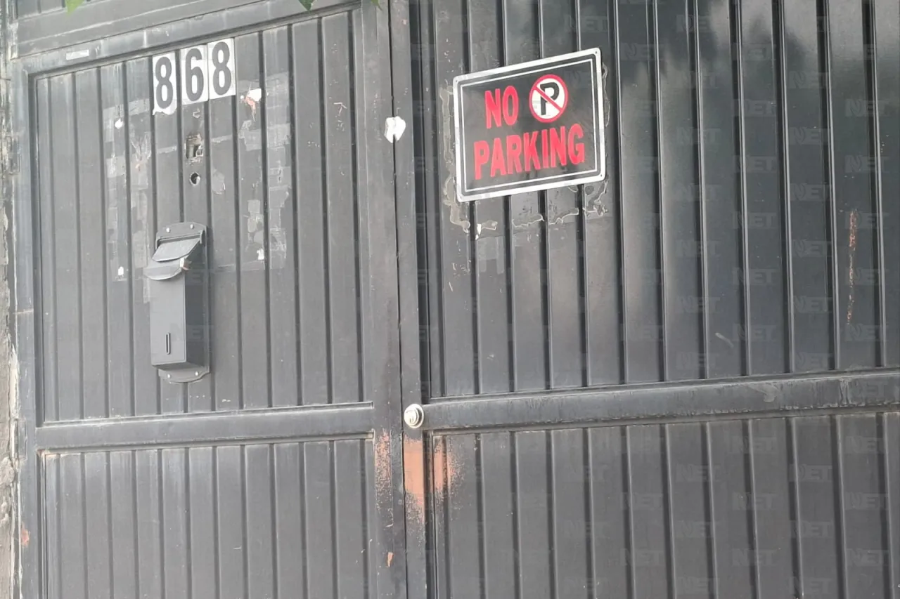 Multan hasta con 470 pesos por bloquear cocheras en Juárez