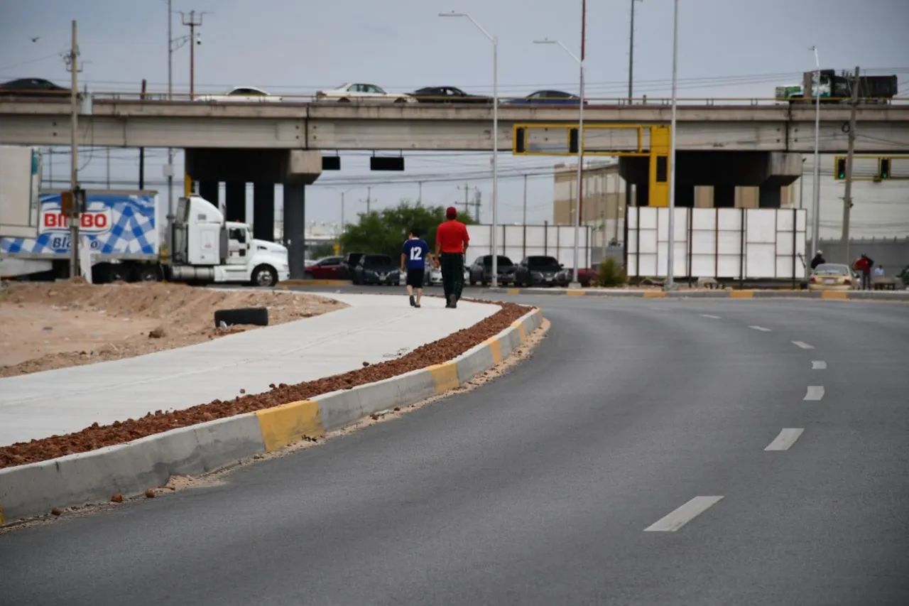 Construyen banquetas en avenida De las Torres