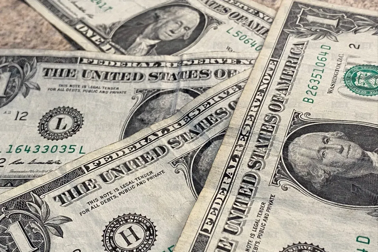 Precio del dólar baja ligeramente este sábado