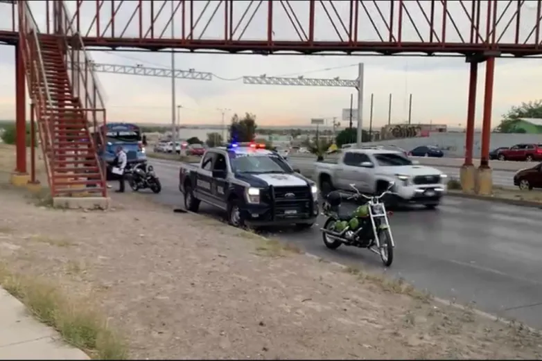 Choca motociclista con camión y queda lesionado en Las Torres 
