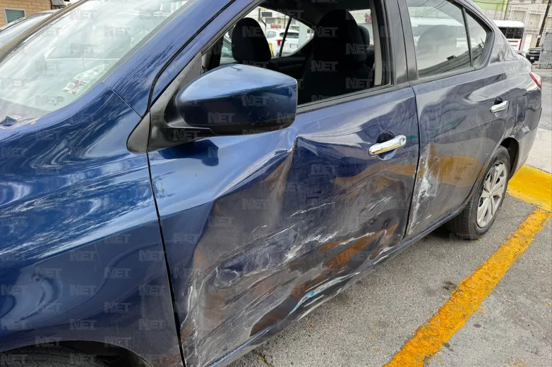 Autos se impactan en la Rafael Pérez Serna 