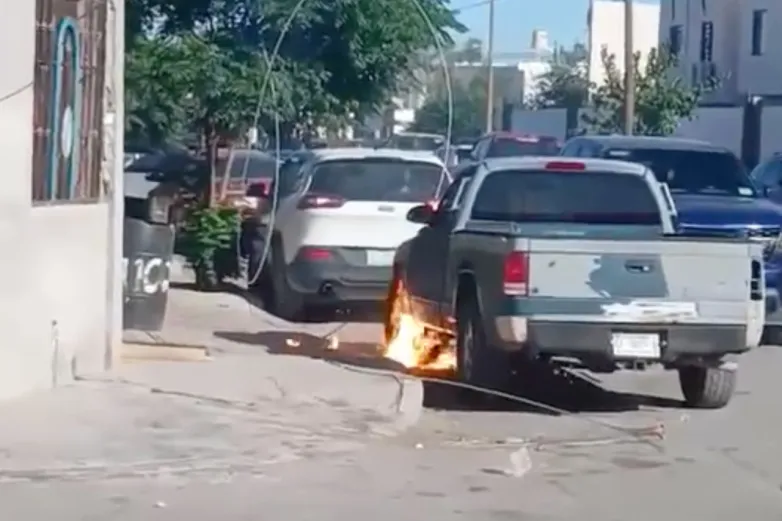 Cables de la CFE provocan incendio de camioneta