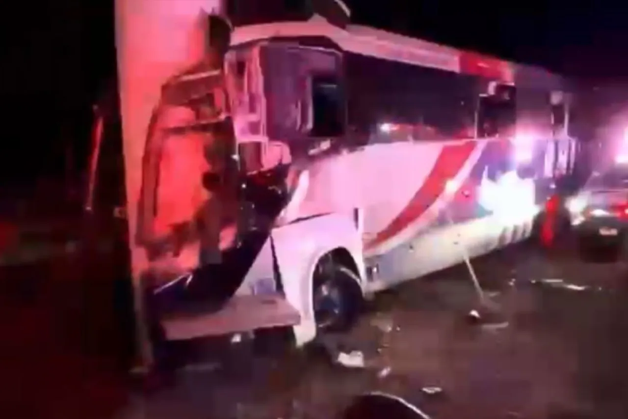 Mueren 4 personas tras choque de camión en Delicias