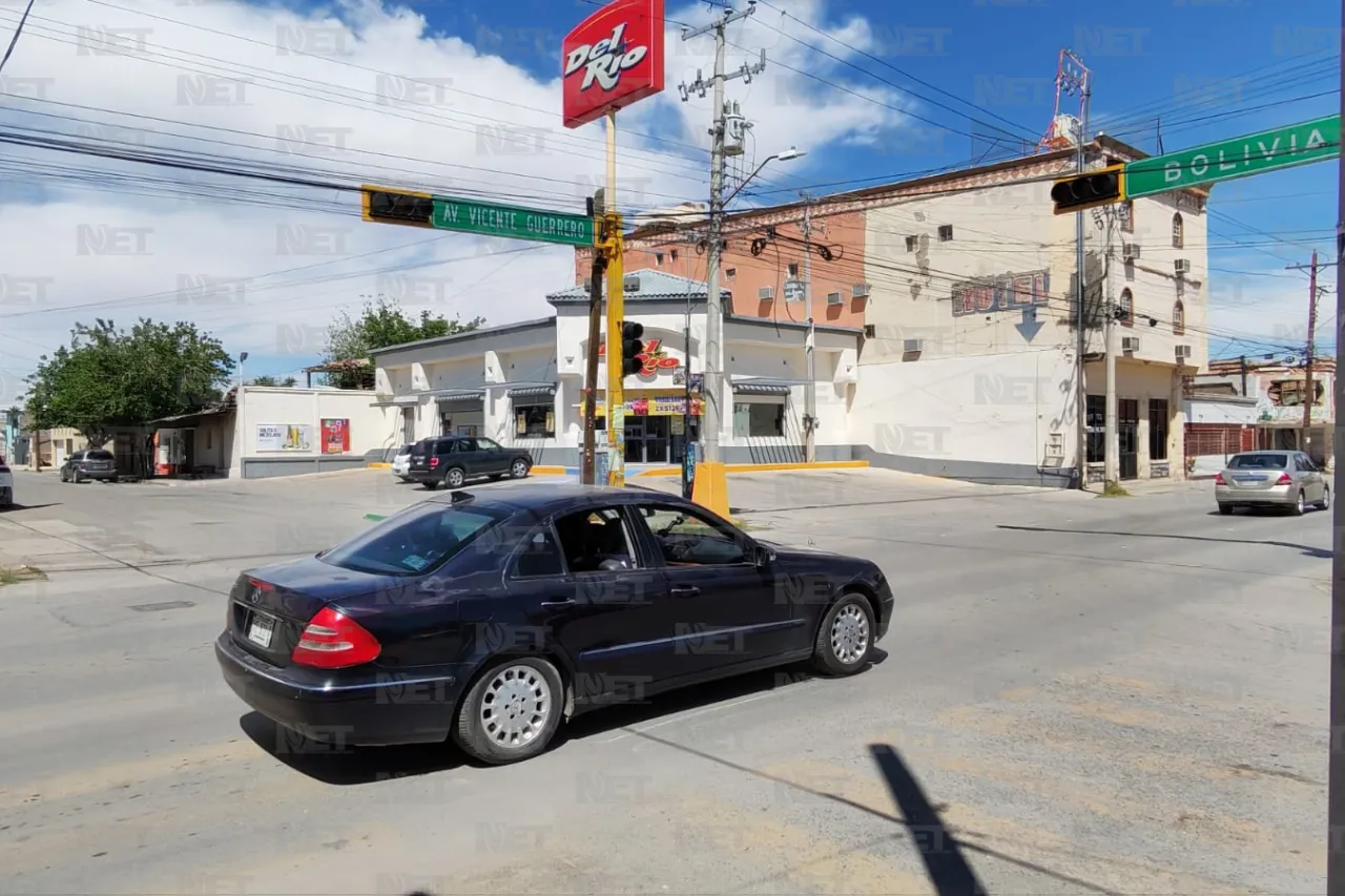 Semáforo fuera de servicio en cruce Vicente Guerrero y Bolivia
