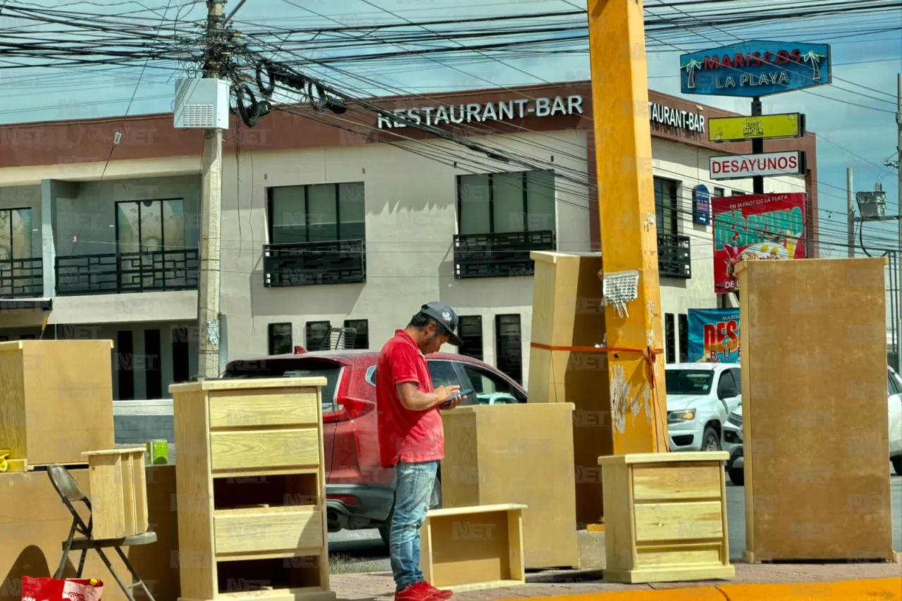 Carpintero de Veracruz vende muebles en camellones de Juárez