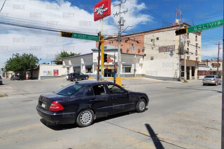 Semáforo fuera de servicio en cruce Vicente Guerrero y Bolivia